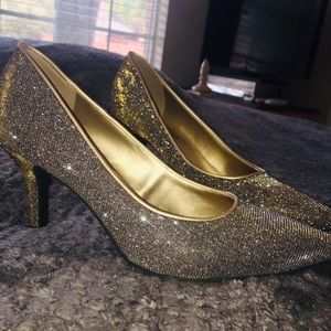 Metallic gold stiletto heel